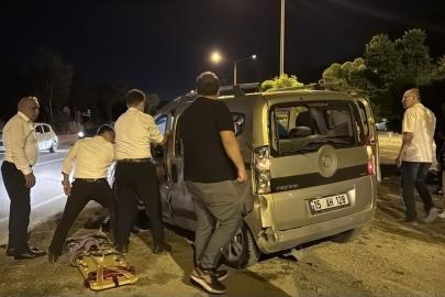 Burdur'da hafif ticari araçla yolcu otobüsünün çarpıştığı kazada 3 kişi yaralandı