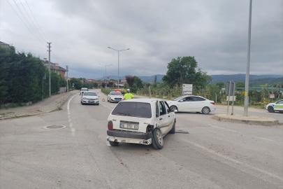Bursa'da 2 otomobilin çarpıştığı kazada 9 kişi yaralandı