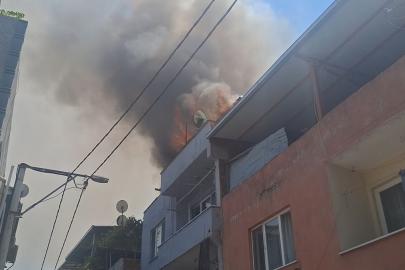 Bursa'da çatı katında çıkan yangın kamerada