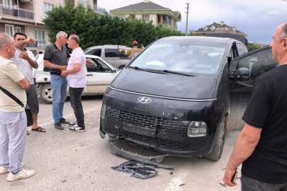 Bursa'da minibüs ile otomobil çarpıştı: 3'ü çocuk 9 yaralı