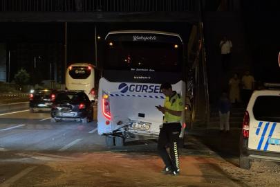 Bursa'da otomobilin işçi servisine çarpması sonucu 6 kişi yaralandı