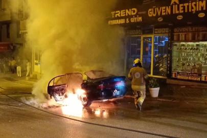 Bursa'da seyir halindeki otomobil alev alev yandı