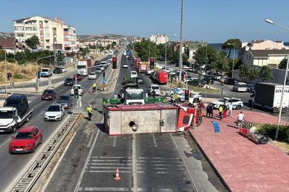 Büyükçekmece'de otomobille çarpışan itfaiye aracı devrildi