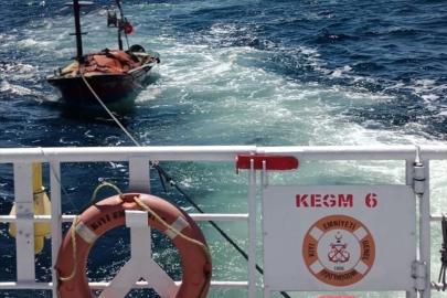 Çanakkale Boğazı'nda arızalanıp sürüklenen tekne kurtarıldı