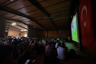 Çanakkale'de A Milli Futbol Takımı'nın maçı dev ekrandan izlendi