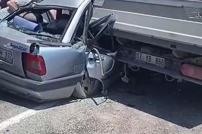 Çanakkale'de otomobil kamyonete arkadan çarptı: 4 yaralı