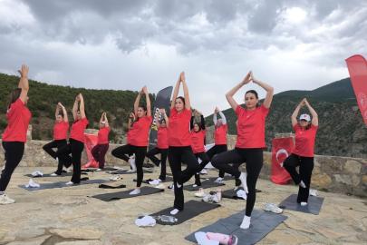 Cehennem Deresi Kanyonu'nda yoga yaptılar