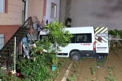 Çekmeköy'de servis minibüsü evin bahçesine uçtu: Sürücü yaralandı
