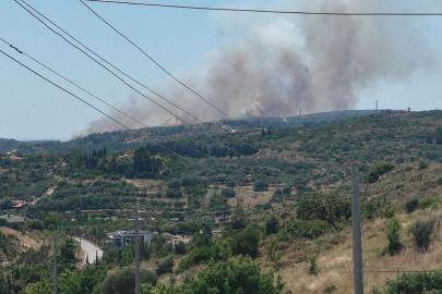 Çeşme'de çöplükte çıkan yangın, makilik alana sıçradı