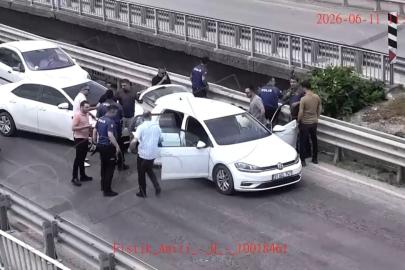 Cezaevi önünde 2 kişiyi yaralayıp, otomobil gasbeden şüphelilerin yakalanma anı kamerada