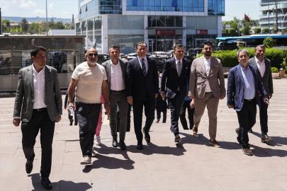 CHP'de olağanüstü kurultay talep eden 833 delegenin imzası genel merkeze teslim edildi