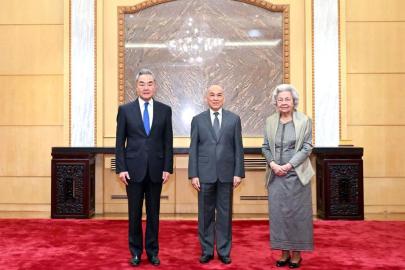 Çin Dışişleri Bakanı, Beijing'de Bulunan Kamboçya Kralı'nı ve Annesini Ziyaret Etti