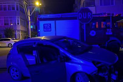 Çınarcık'ta refüje çarpan otomobilde hasar oluştu
