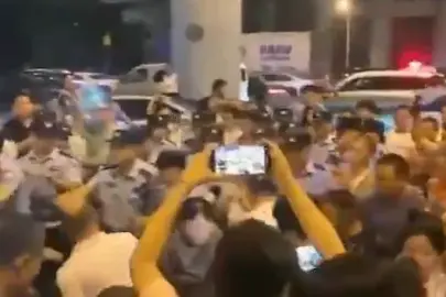 Çin’de tansiyon yükseldi: Hefei kentinde yerel yönetime karşı protestolar polisle çatışmaya döndü
