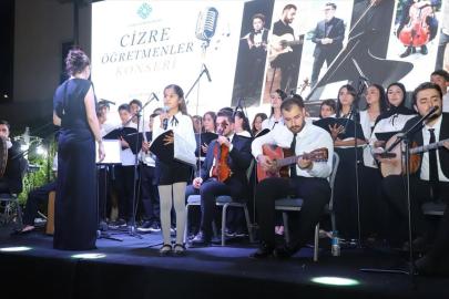 Cizre'de öğretmen ve öğrencilerden oluşan müzik grubu konser verdi