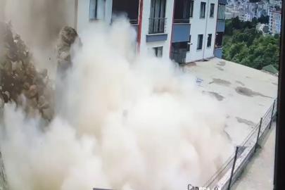 Çocuğunu saniyelerle kurtardı; istinat duvarının çökme anı kamerada