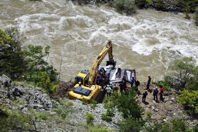 Çoruh Nehri'ne uçan kamyonette kaybolan baba-oğul aranıyor