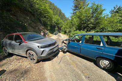 Çorum'da çarpışan iki otomobildeki 5 kişi yaralandı