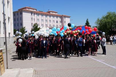 Çubuk Fen Lisesi'nde 90 öğrenci mezuniyet sevinci yaşadı
