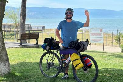 Dağda bacakları kırılan Yeni Zelandalı kayak devriyesi, tedavi sonrası bisikletle Özbekistan'a kadar pedal basıyor