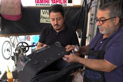 Dede mesleği ayakkabı tamirciliğini 88 yıldır sürdürüyorlar