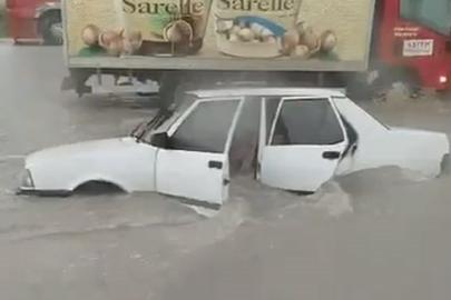 Denizli'de sağanak ve dolu yağışı, su baskınlarına neden oldu
