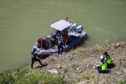 Dereye düşen kamyonette kaybolan baba ve oğlunu arama çalışmaları 3'üncü gününde
