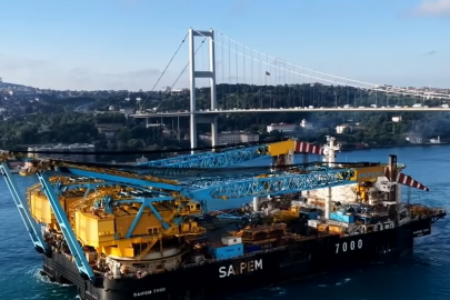 Dev vinç gemisi İstanbul Boğazı'ndan geçiyor