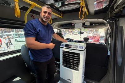 Diyarbakır sıcağında, minibüsüne kurduğu 'sulu klima' ile yolcularını serinletiyor