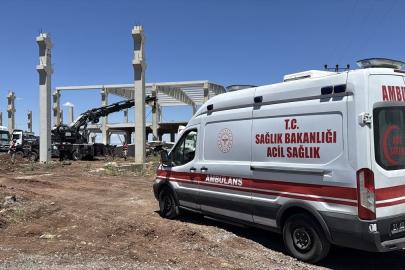 Diyarbakır'da üzerlerine beton blok düşen işçilerden biri öldü, diğeri yaralandı