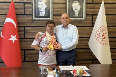 Down sendromlu milli sporcu Akçakoca'dan İl Gençlik ve Spor Müdürü Üzgün'e ziyaret