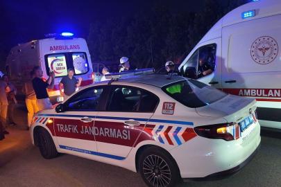 Düğün salonu önünde araçta sıkışan yaralılar kurtarılmaya çalışırken eğlence devam etti