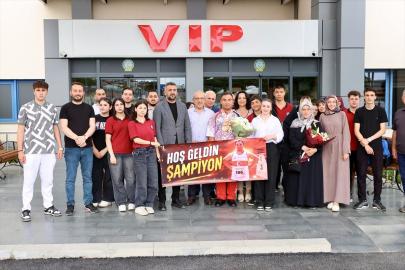 Dünya şampiyonasından 7 madalyayla dönen özel sporcu, Trabzon Havalimanı'nda karşılandı