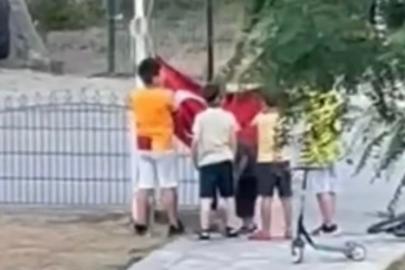 Düşen Türk bayrağına çocuklar sahip çıktı
