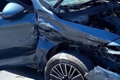 Edremit'te 2 otomobilin çarpıştığı kazada 4 kişi yaralandı