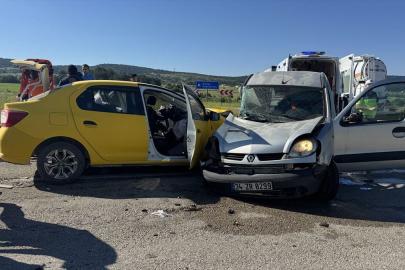 Eflani'de taksi-hafif ticari araç çarpışması: 4 yaralı