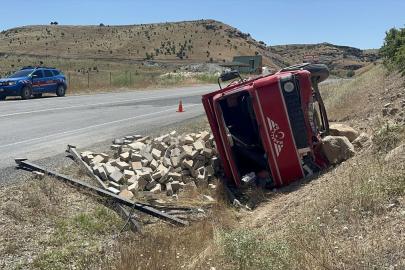 Elazığ'da parke taşı yüklü kamyonun devrildiği kazada 2 kişi yaralandı