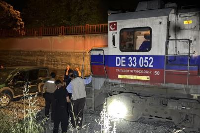 Elazığ'da yük treninin çarptığı hafif ticari araçtaki 2 kişi yaralandı