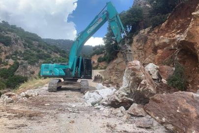 Elmalı'da taş düşen yolda çalışma yapıldı