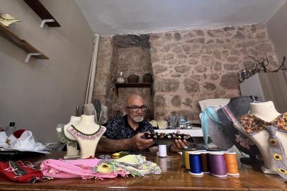 Emekli zabıt katibi, iğne oyasını dünyaya tanıtıyor