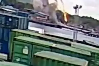 Endonezya’da II. Dünya Savaşı’ndan kalan mühimmat patladı: Balıkçı köyü savaş alanına döndü