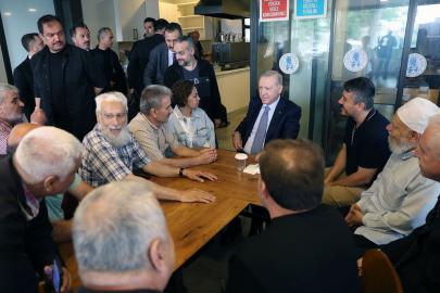 Erdoğan, Erzurum Vakfı Lokalini Ziyaret Etti