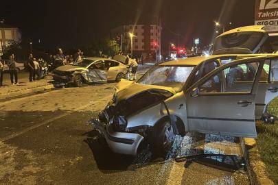 Erzincan'da çarpışan iki otomobildeki 5 kişi yaralandı