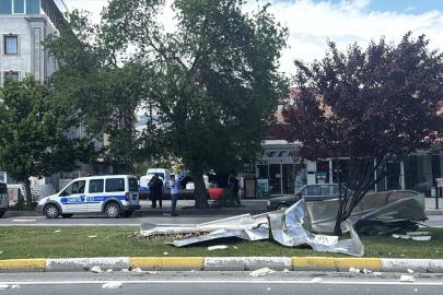 Erzincan'da kuvvetli rüzgar nedeniyle çatılar uçtu, ağaçlar devrildi