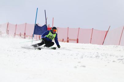 Erzurum Palandöken'de babaların kayak yarışı