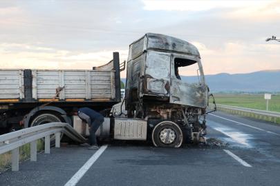 Erzurum'da bariyerlere çarpan tır alev aldı