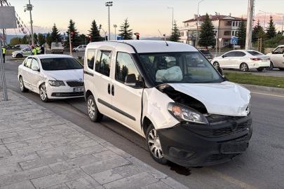 Erzurum'da hafif ticari araçla otomobilin çarpıştığı kazada 3 kişi yaralandı