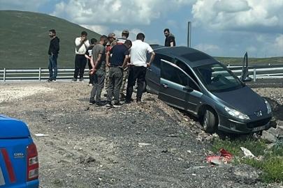 Erzurum'da jandarmadan kaçan düzensiz göçmenler otomobille kaza yaptı