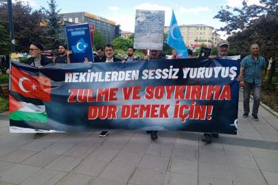 Erzurum'da sağlıkçılar Gazze için sessiz yürüyüşlerini 135'inci haftada sürdürdü