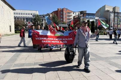 Erzurum'da sağlıkçılar Gazze için sessiz yürüyüşlerini 136. haftada sürdürdü